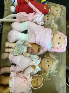 lot 1551 image: lot of dolls