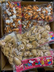 lot 1582 image: approx 30 dozen monkey & tiger keychains