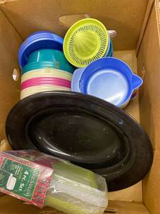 lot 1600 image: kitchen lot. juicers & bowls