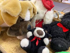 lot 1608 image: stuffed animals lot