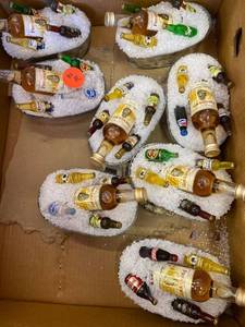 lot 1624 image: beer decor 8 pcs