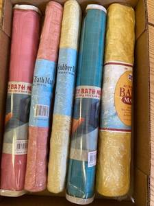 lot 1636 image: 5 non-slip bath mats
