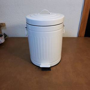 lot 240 image: White 5 Liter Trash Bin&nbsp