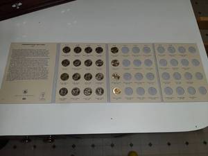 lot 125 image: Presidential Dollar Book with 20 Coins