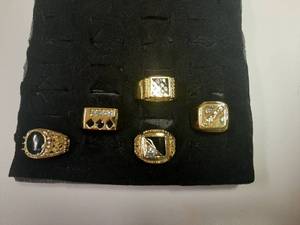 lot 195 image: 5 Gents Rings