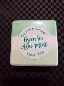 lot 3660 image: Green Tea Aloe Mint Fizzy Bath & Foot Soak 5.29oz