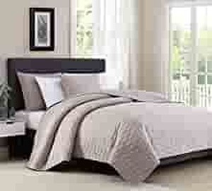 lot 1089 image: Reversible Bedspread Coverlet Set