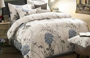 lot 1092 image: Floral Comforter Set