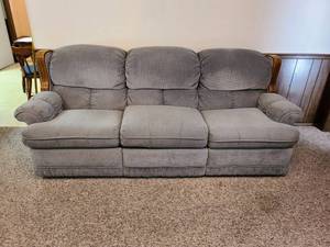 lot 1000 image: Benchcraft Reclining sofa