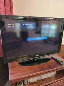 lot 1002 image: Samsung 32 TV