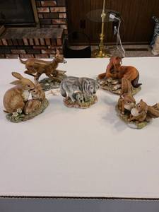 lot 1009 image: Set a 5 masterpiece collection figurines by Homco with some damage