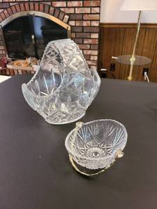lot 1013 image: Set of 2 glass baskets 9 inches