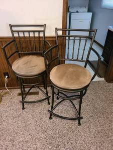 lot 1024 image: Set of 2 bar stools approximately 40