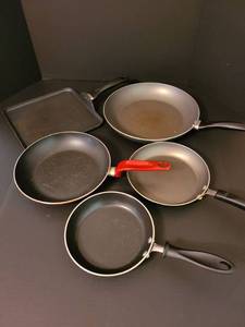 lot 1109 image: Set of 5 skillets