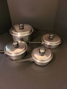 lot 1111 image: Set up 8 Queen pots and pans