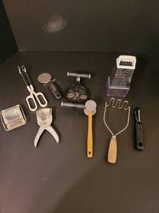 lot 1113 image: Assorted kitchen utensils