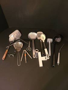lot 1114 image: Assorted kitchen utensils