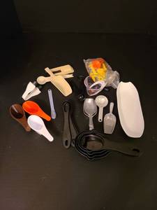 lot 1115 image: Assorted kitchen utensils