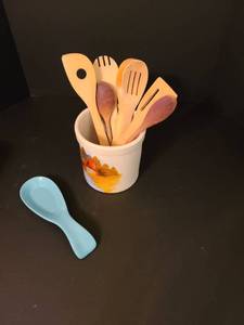 lot 1116 image: Wooden kitchen utensils in crock with spoon holder