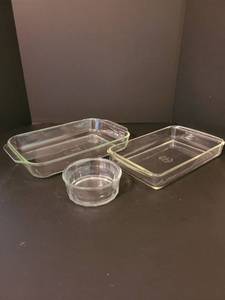 lot 1126 image: Assorted glass bakeware