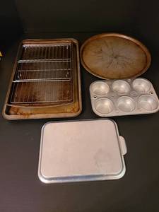 lot 1132 image: Assorted baking pans