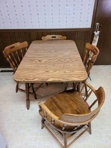 lot 1137 image: Drop leaf table with 4 chairs