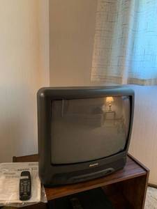 lot 1214 image: Sanyo TV with remote 19�