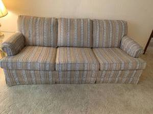 lot 1222 image: Broyhill sofa 80 inches long