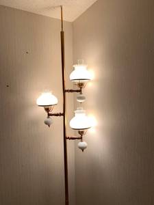 lot 1225 image: Freestanding lights