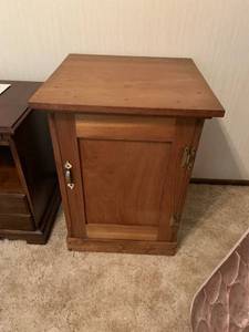 lot 1301 image: Small storage table 27� x 19 12� x 20�