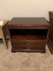 lot 1302 image: Small TV stand with drawer 23� x 25� x 16�