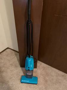 lot 1308 image: Eureka quick up vacuum