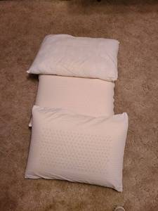 lot 1401 image: Set of 3 standard pillows