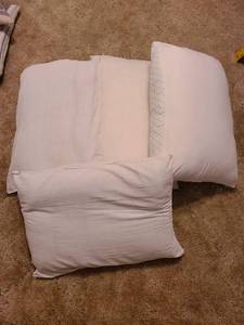 lot 1402 image: Set of 4 standard pillows