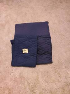 lot 1404 image: Full size bedspread with 2 shams