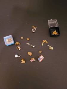 lot 1411 image: Assorted cufflinks and pins
