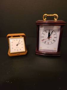 lot 1415 image: Set of 2 desk clocks
