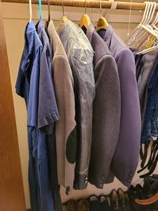 lot 1420 image: Assorted suits and jackets size 44