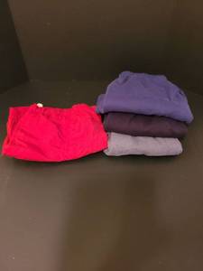 lot 1424 image: Mens sweats and a pair of shorts