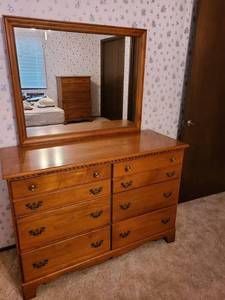 lot 1500 image: Sprague & Carlton 6 drawer dresser with mere