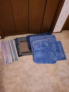 lot 1506 image: Assorted bath rugs