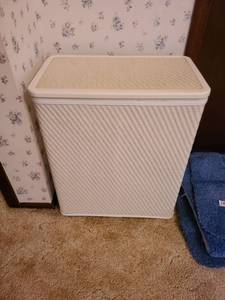 lot 1507 image: Laundry hamper