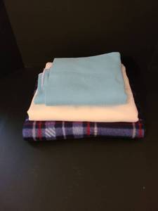 lot 1511 image: Set of 3 blankets