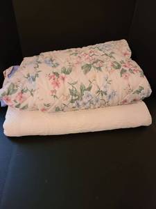 lot 1512 image: Set up 2 Queen size blankets