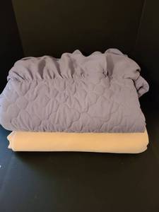 lot 1513 image: Set of 2 Queen size blankets