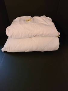 lot 1514 image: Queen size waterproof mattress pad, Queen size mattress pad