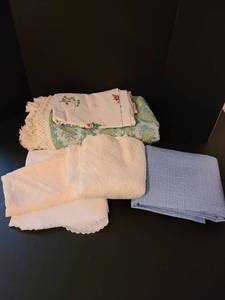 lot 1515 image: Assorted table cloths and linens