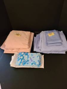 lot 1520 image: Queen size sheet set, Queen flat and fitted, and assorted pillowcases