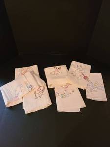lot 1524 image: Assorted embroidered hand towels