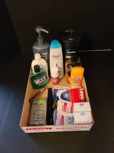 lot 1529 image: Assorted bathroom supplies